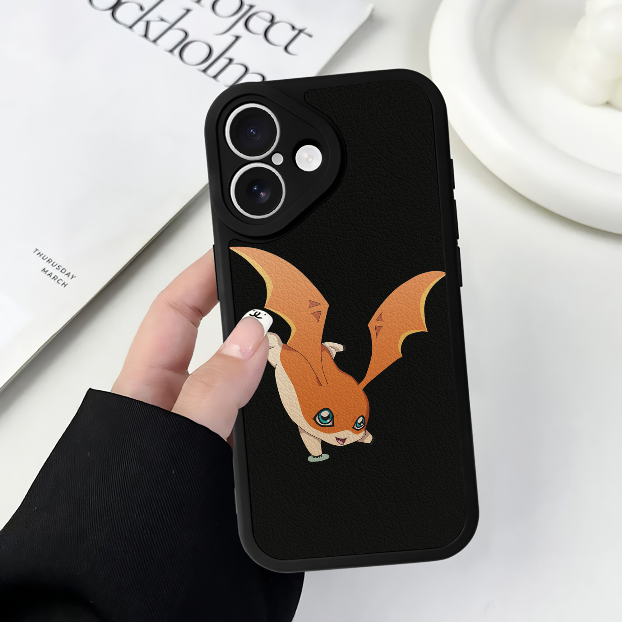 （画像用） Digimon デジタルモンスター/デジモン 【iPhone 16シリーズ対応】シリコンスマホケース（レザー調） 材質：シリコン